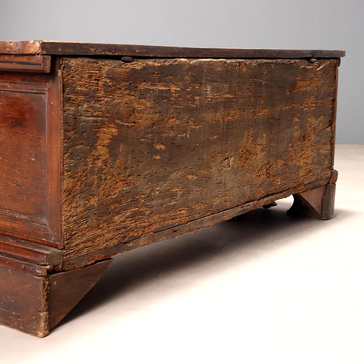 Chest carved and decorated in walnut, 18th century 9