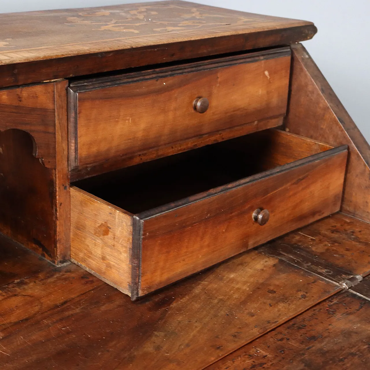 Comò barocco con luci della ribalta in scrivania di lempi in acero in noce, '700 4