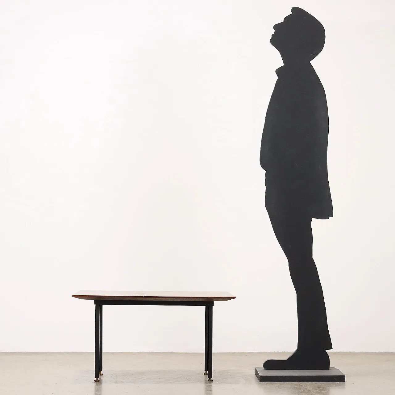 Tavolino in teak, metallo smaltato e ottone, anni '60 2