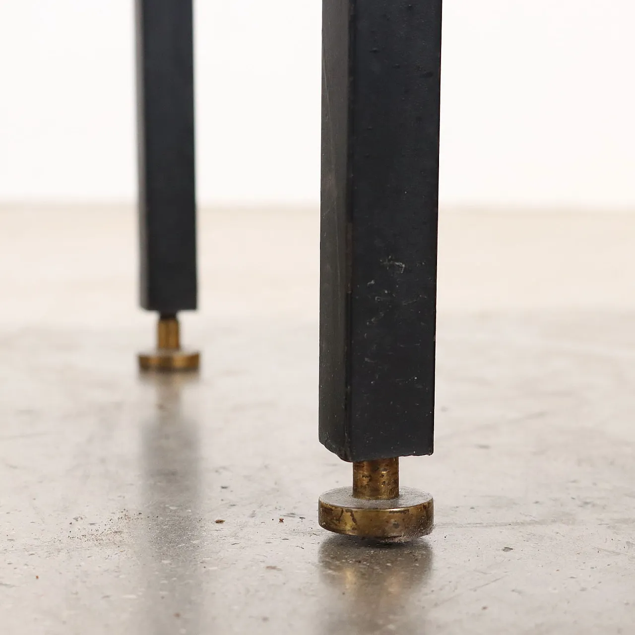 Tavolino in teak, metallo smaltato e ottone, anni '60 5