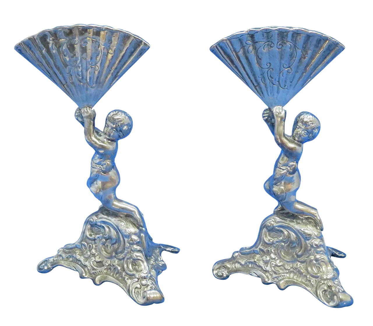 Coppia di titoli di menu di cherubini d'argento distintivi di Berthold Muller 15