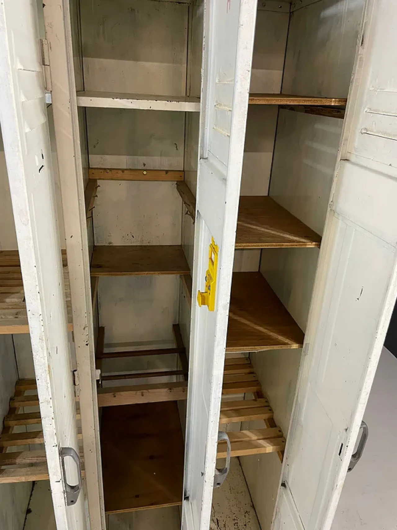 Armadietto industriale in metallo, anni '70 10