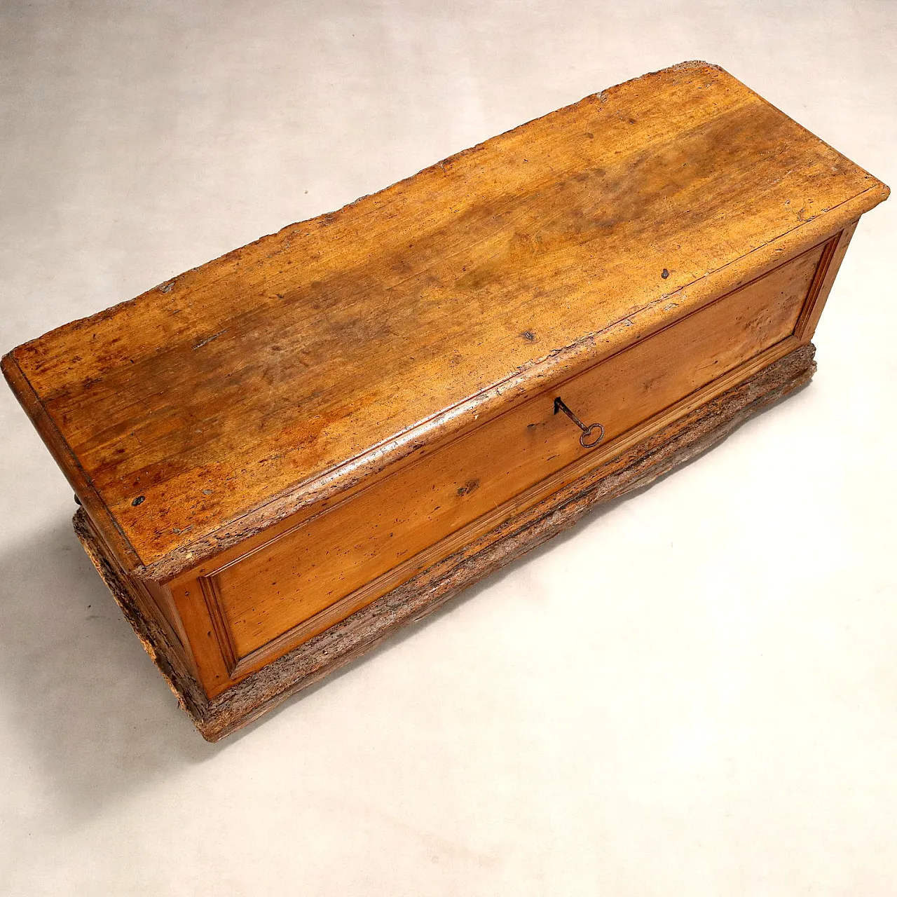 Cassa in noce e ferro battuto, '700 3