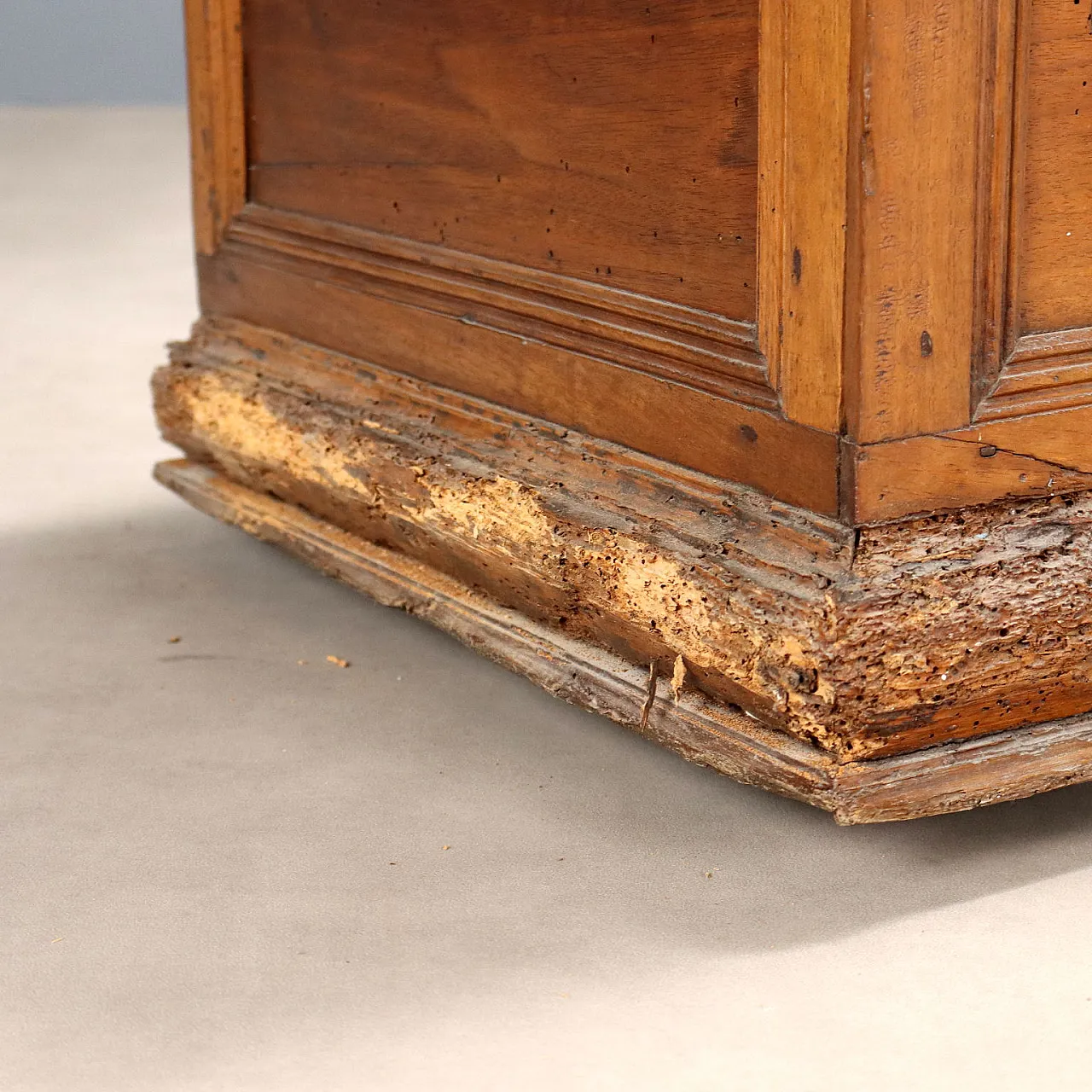 Cassa in noce e ferro battuto, '700 5