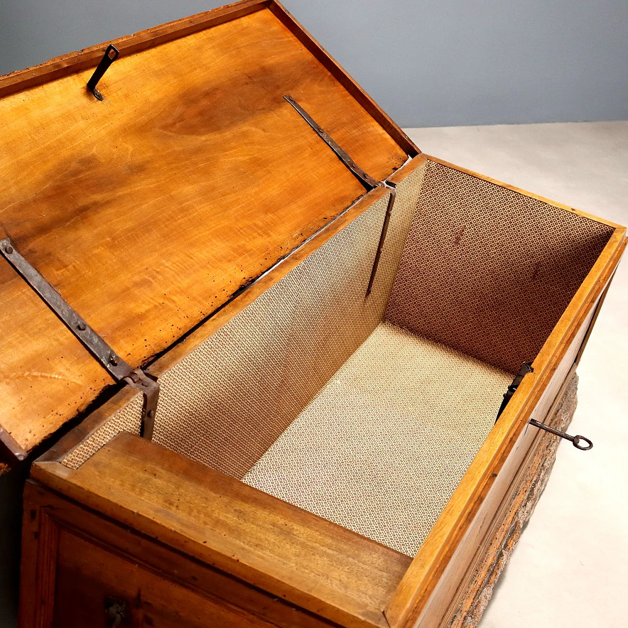 Cassa in noce e ferro battuto, '700 7