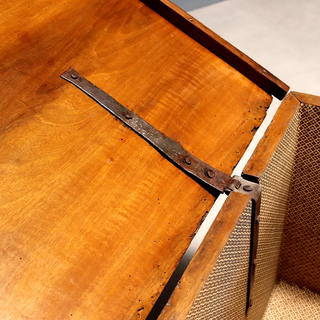 Cassa in noce e ferro battuto, '700 9