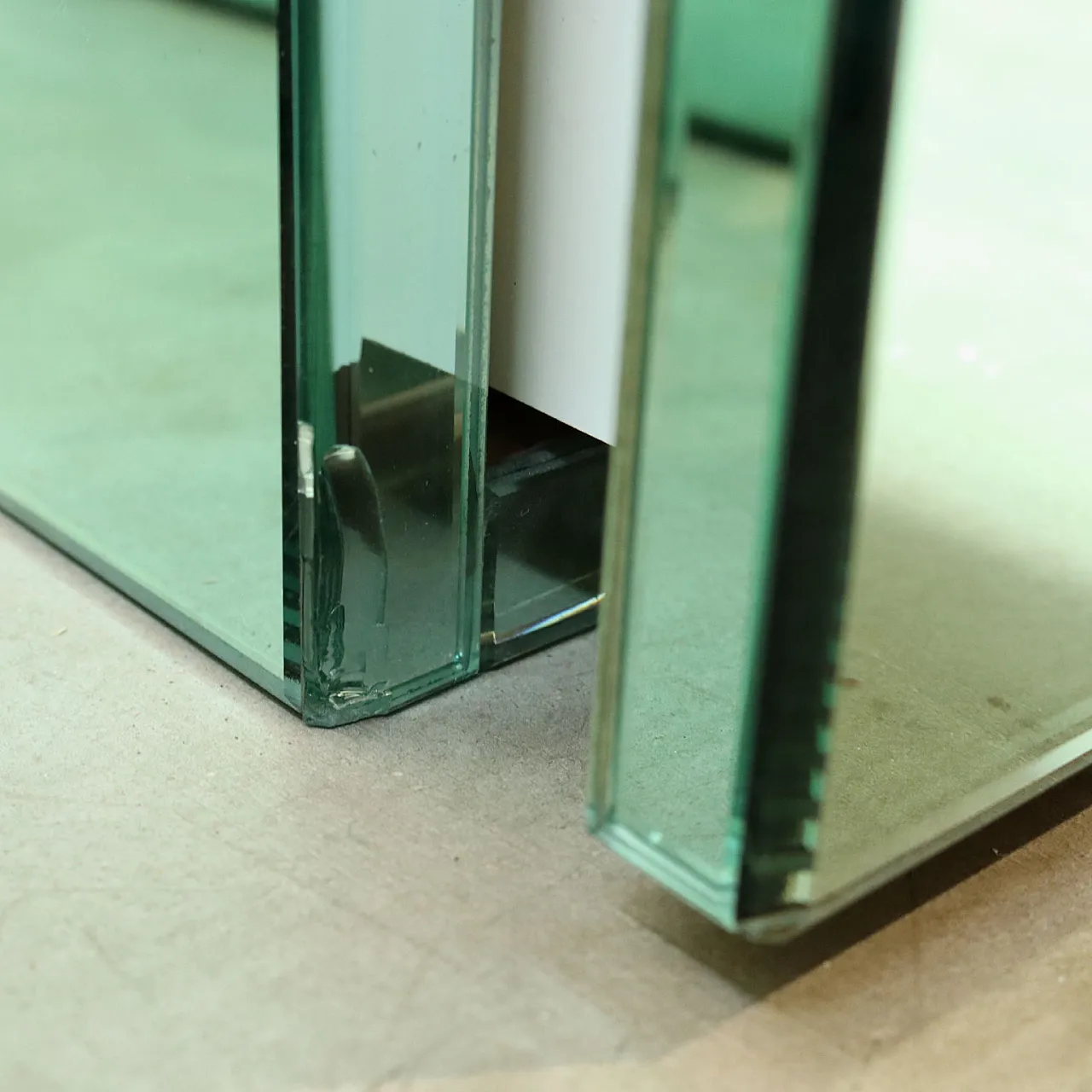 Mobile in vetro specchiato e legno, anni '70 7