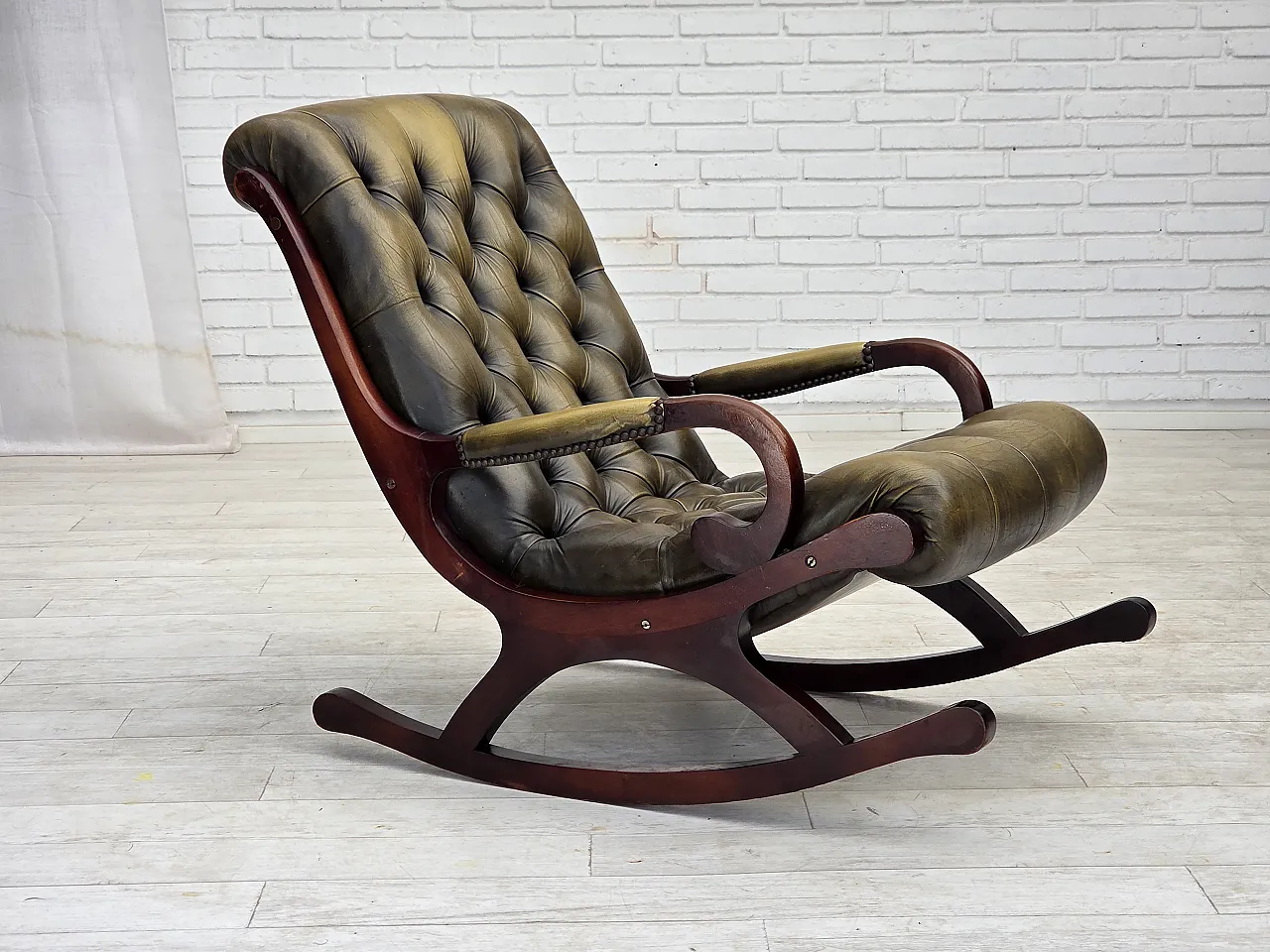 Sedia a dondolo Chesterfield, in pelle verde, anni '50 1