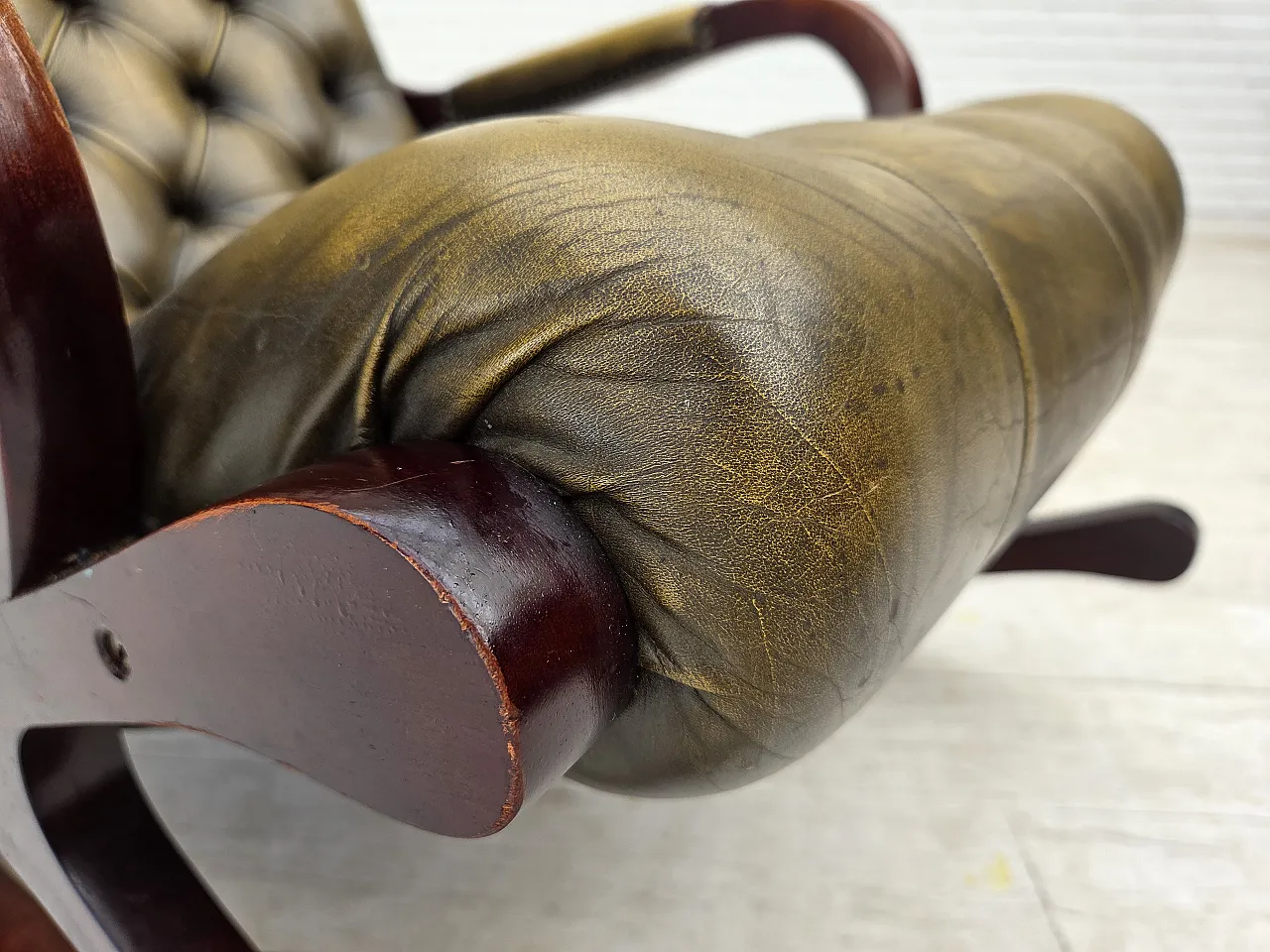 Sedia a dondolo Chesterfield, in pelle verde, anni '50 2