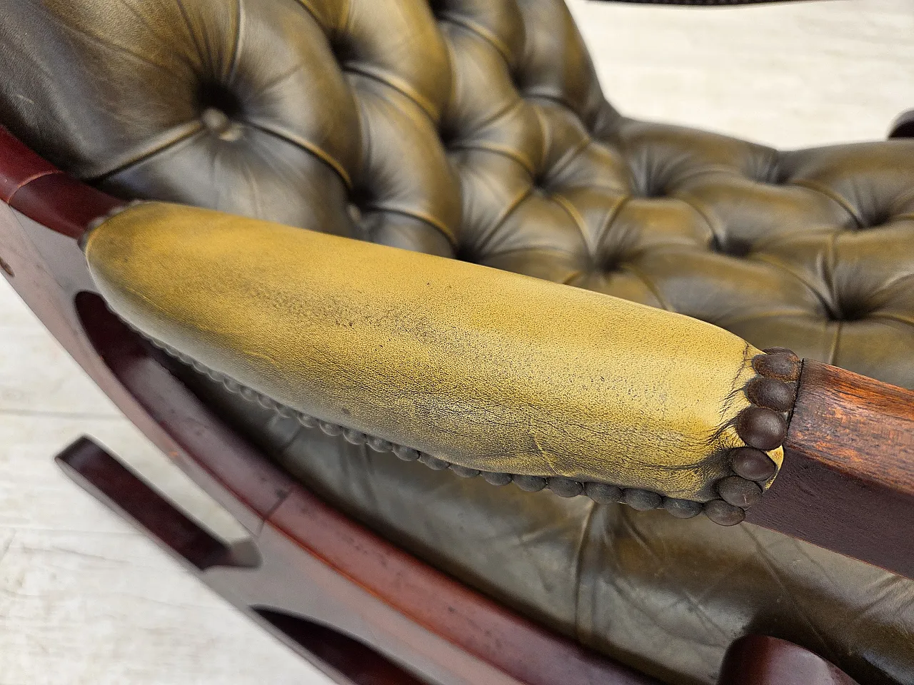 Sedia a dondolo Chesterfield, in pelle verde, anni '50 3