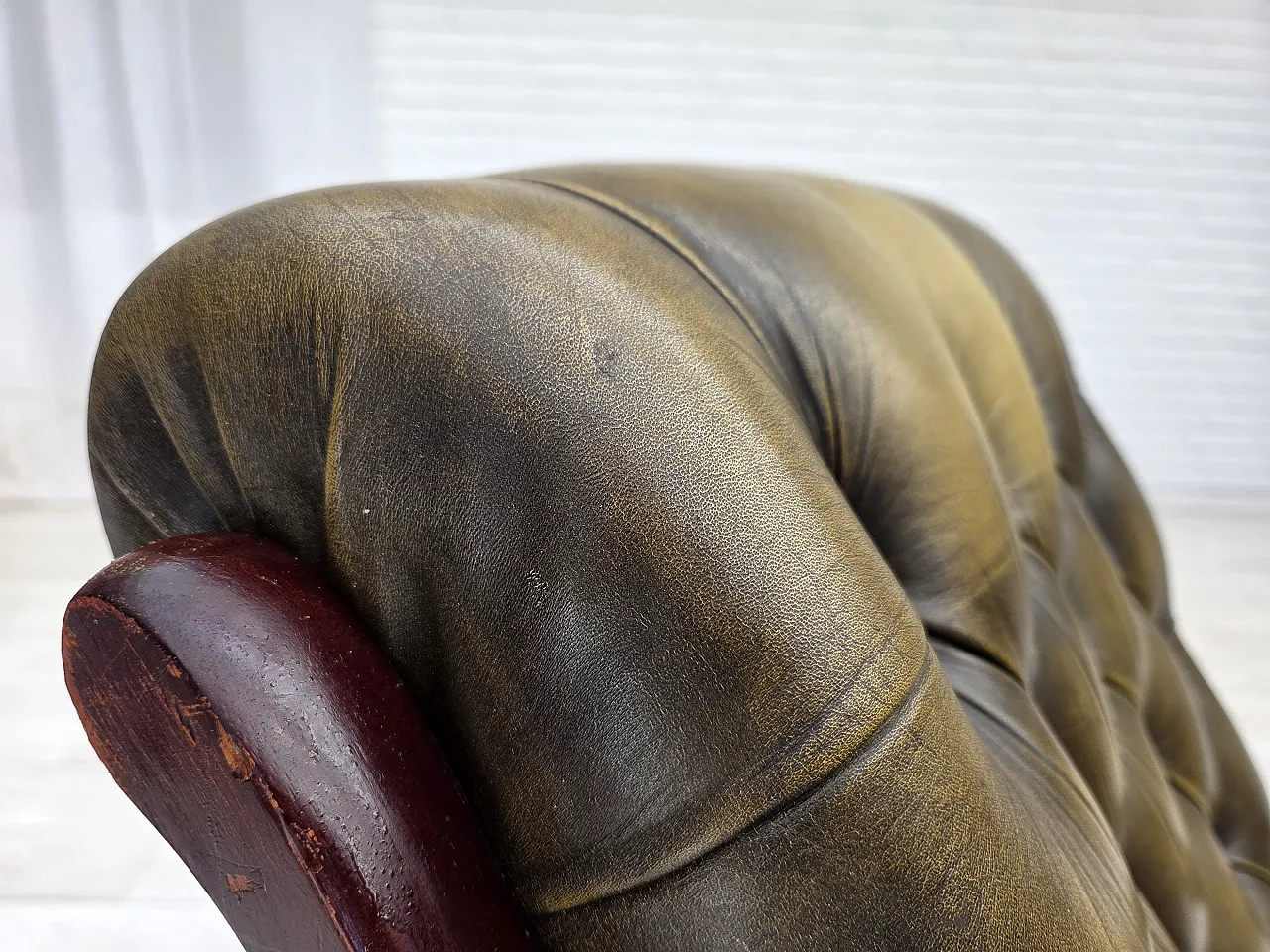 Sedia a dondolo Chesterfield, in pelle verde, anni '50 4