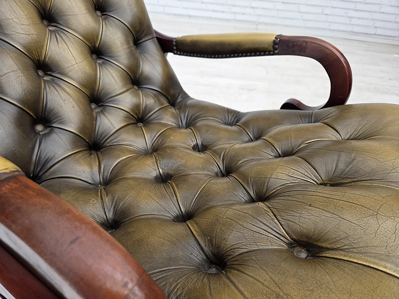 Sedia a dondolo Chesterfield, in pelle verde, anni '50 5