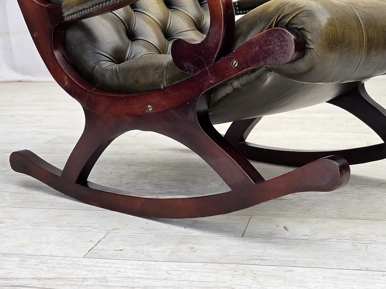 Sedia a dondolo Chesterfield, in pelle verde, anni '50 6