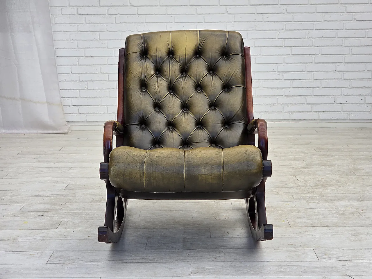 Sedia a dondolo Chesterfield, in pelle verde, anni '50 7