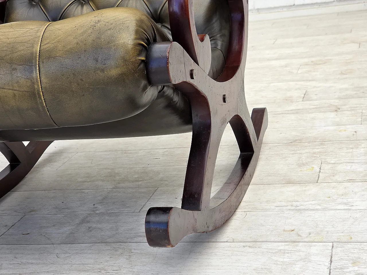 Sedia a dondolo Chesterfield, in pelle verde, anni '50 8