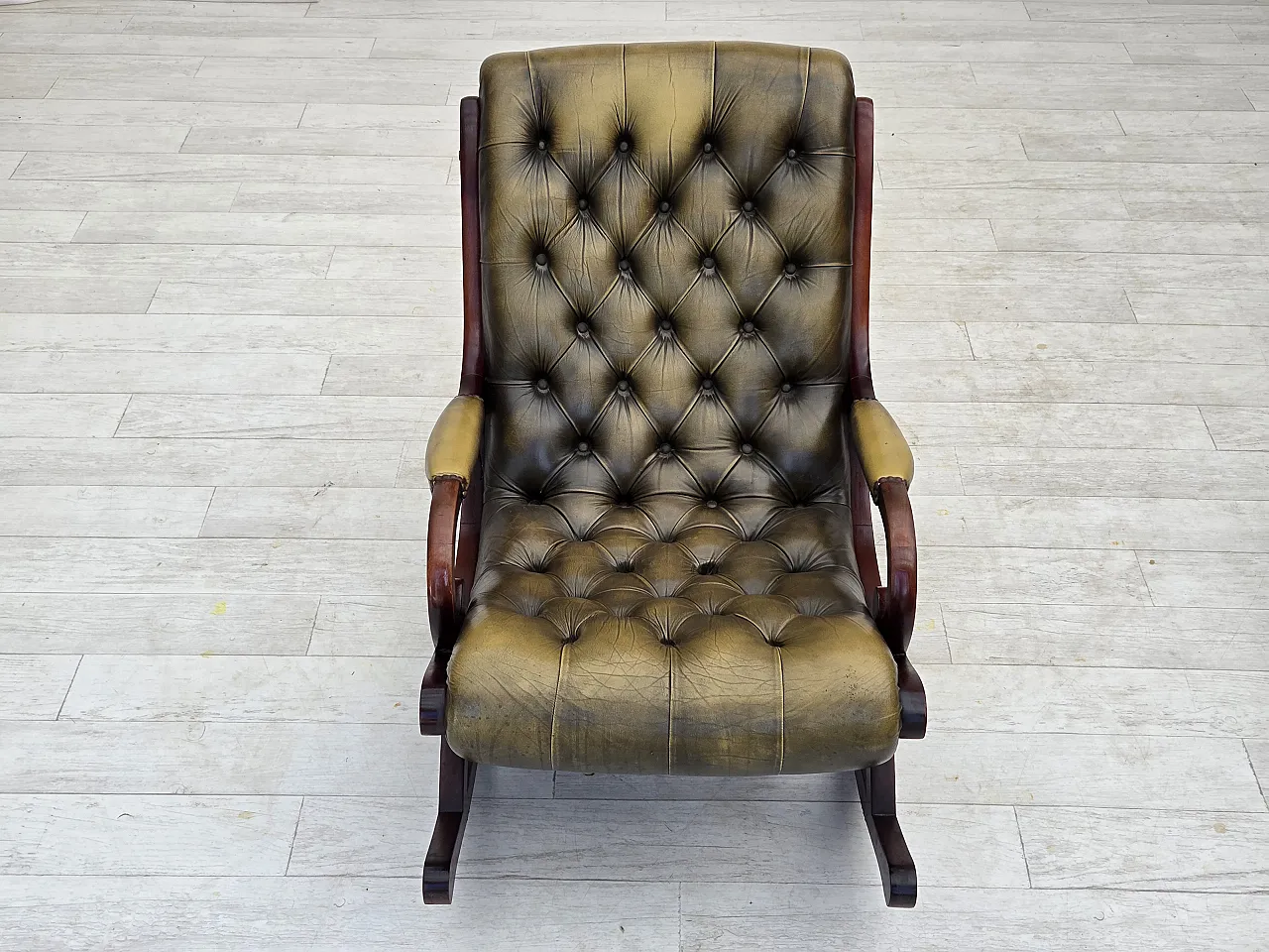 Sedia a dondolo Chesterfield, in pelle verde, anni '50 9