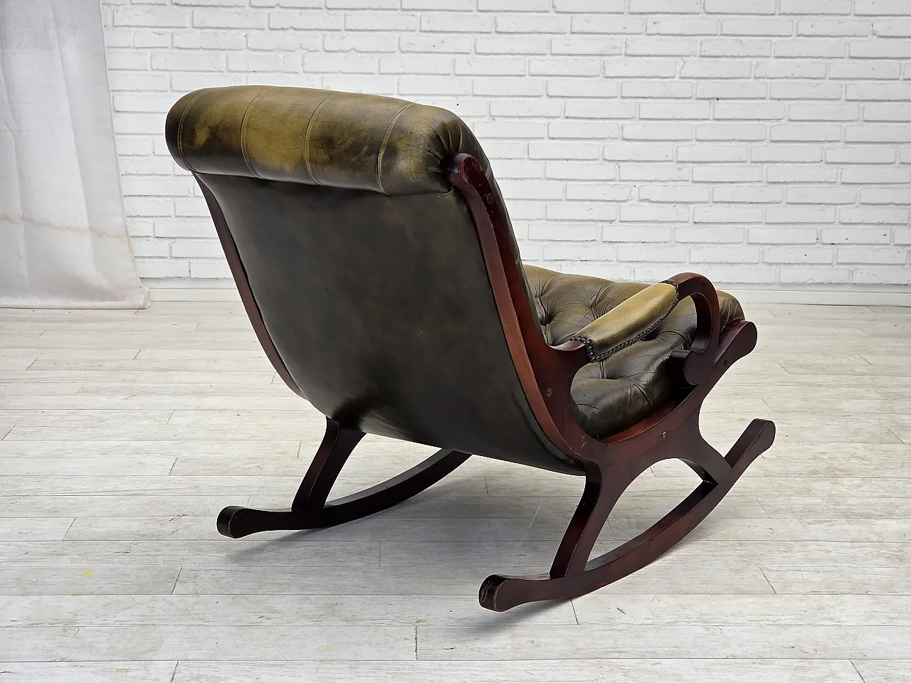 Sedia a dondolo Chesterfield, in pelle verde, anni '50 11