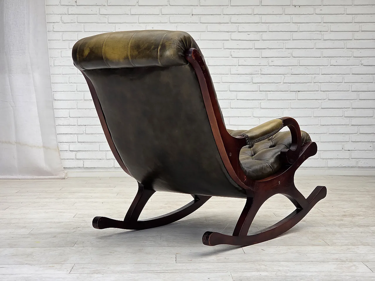 Sedia a dondolo Chesterfield, in pelle verde, anni '50 12