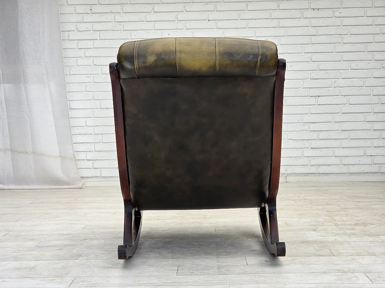 Sedia a dondolo Chesterfield, in pelle verde, anni '50 13