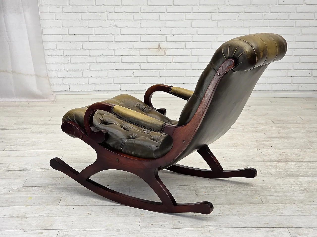 Sedia a dondolo Chesterfield, in pelle verde, anni '50 14