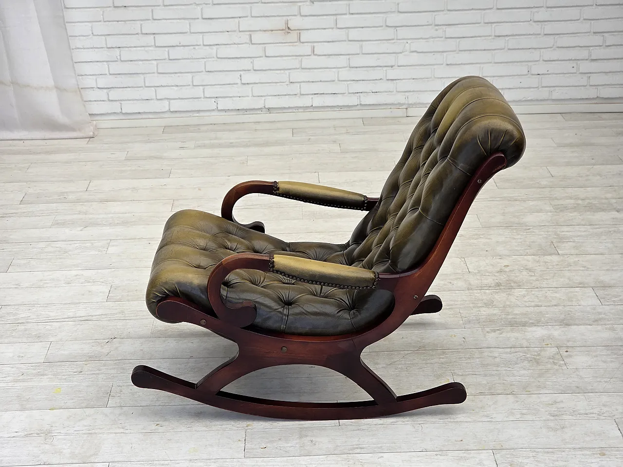 Sedia a dondolo Chesterfield, in pelle verde, anni '50 15
