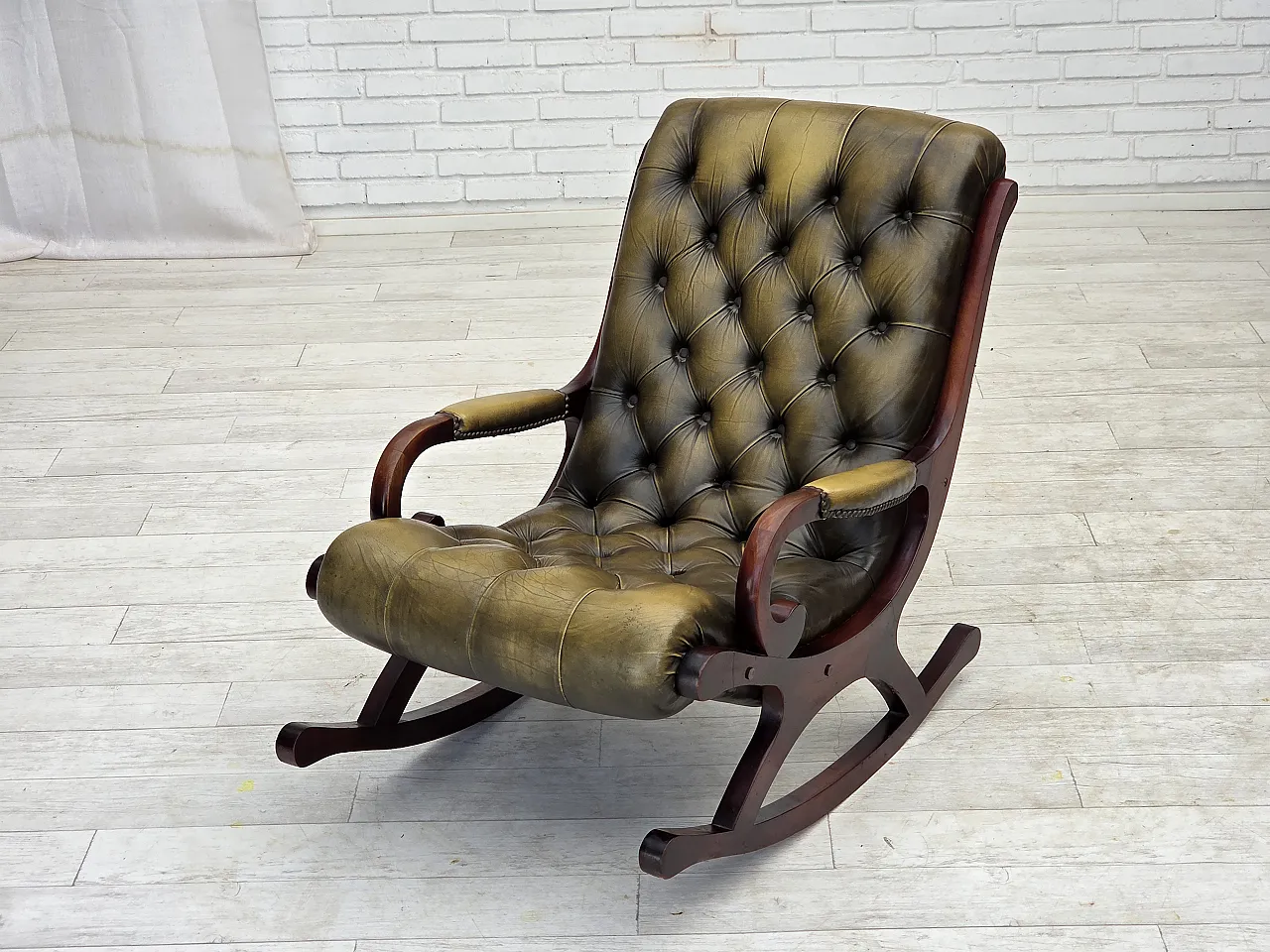 Sedia a dondolo Chesterfield, in pelle verde, anni '50 18