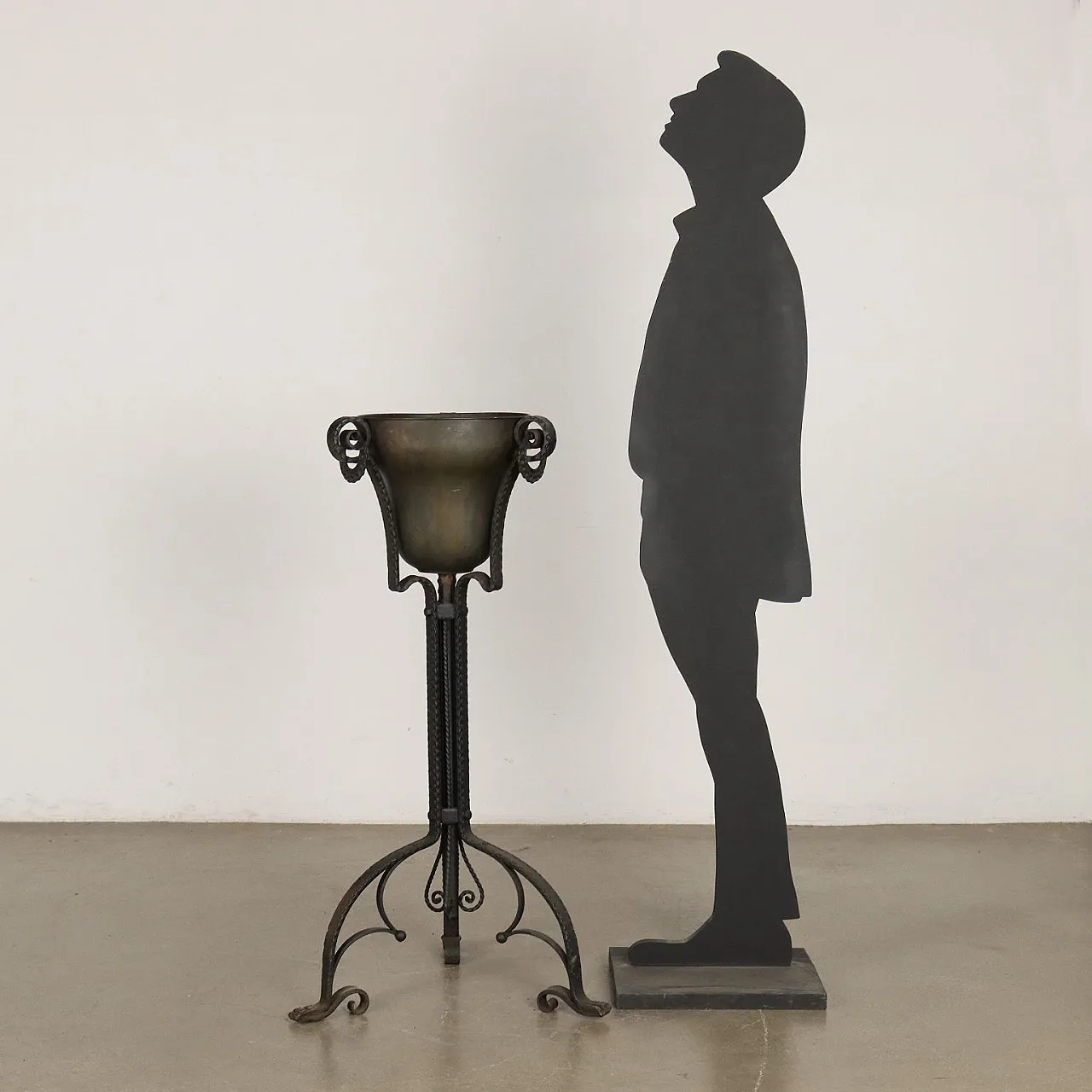 Portavaso in ferro battuto e rame con piedi ferini, fine '800 2