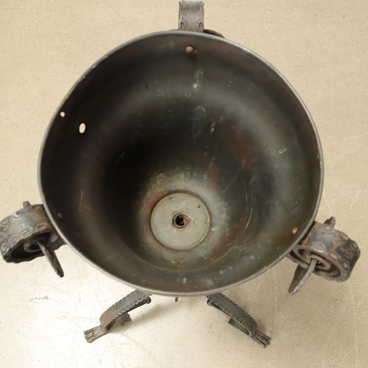 Portavaso in ferro battuto e rame con piedi ferini, fine '800 6