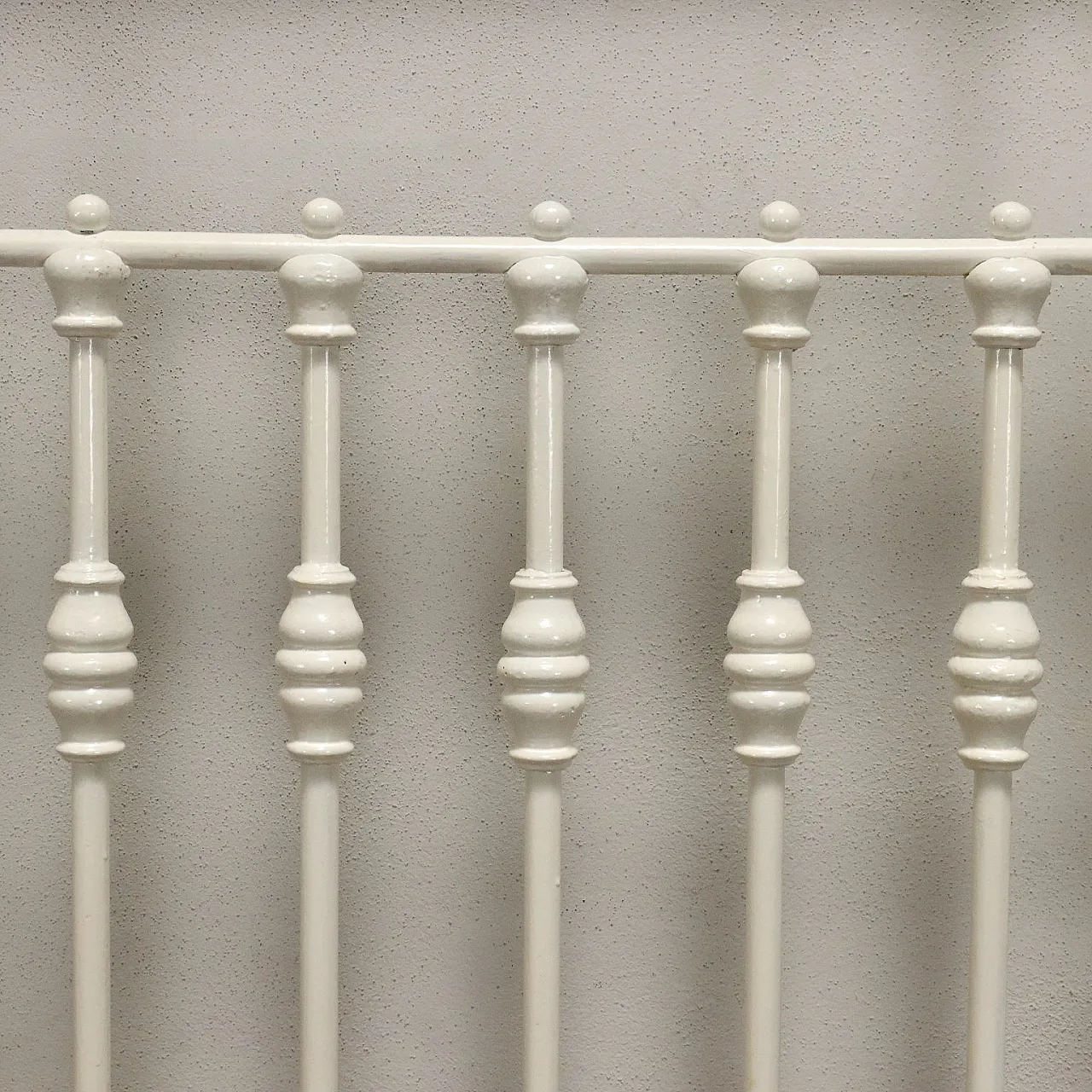 Pair of white lacquered wrought iron single beds, early 20th century 6