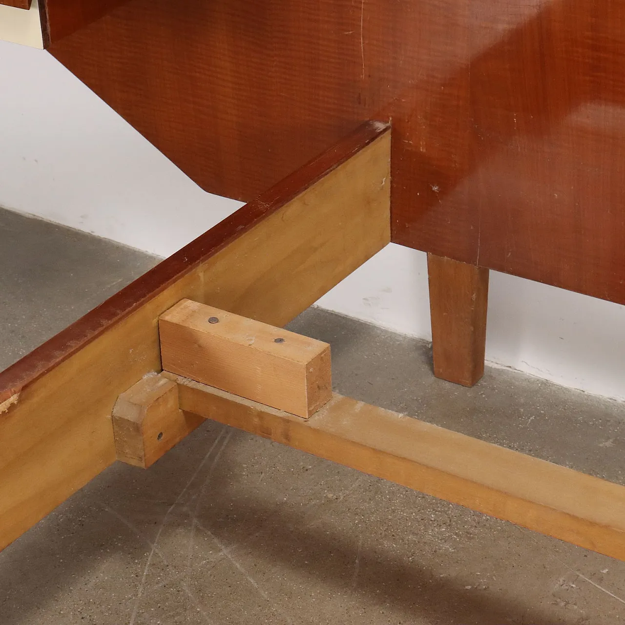 Mahogany double bed with bedside tables, mid-20th century 7