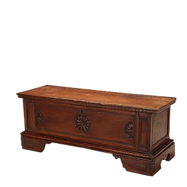 Cassa intagliata e decorata in noce, '700