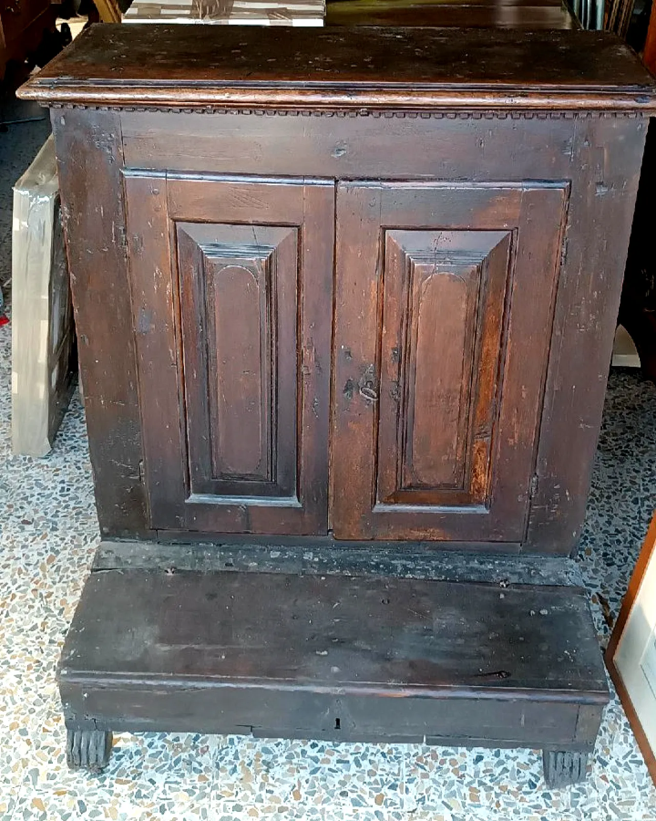 Walnut kneeler or sideboard, early 17th century 1