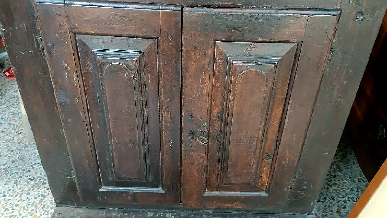 Walnut kneeler or sideboard, early 17th century 3