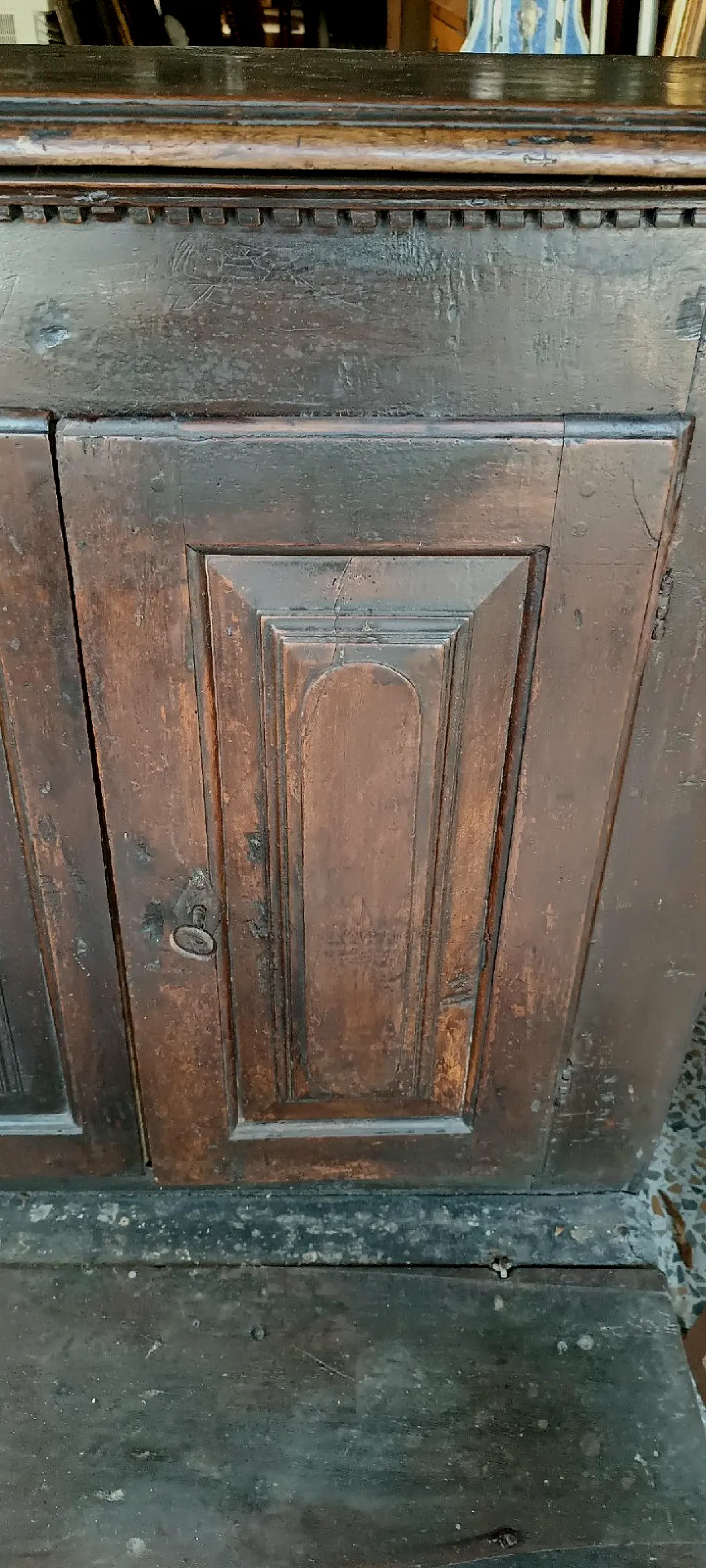 Walnut kneeler or sideboard, early 17th century 4