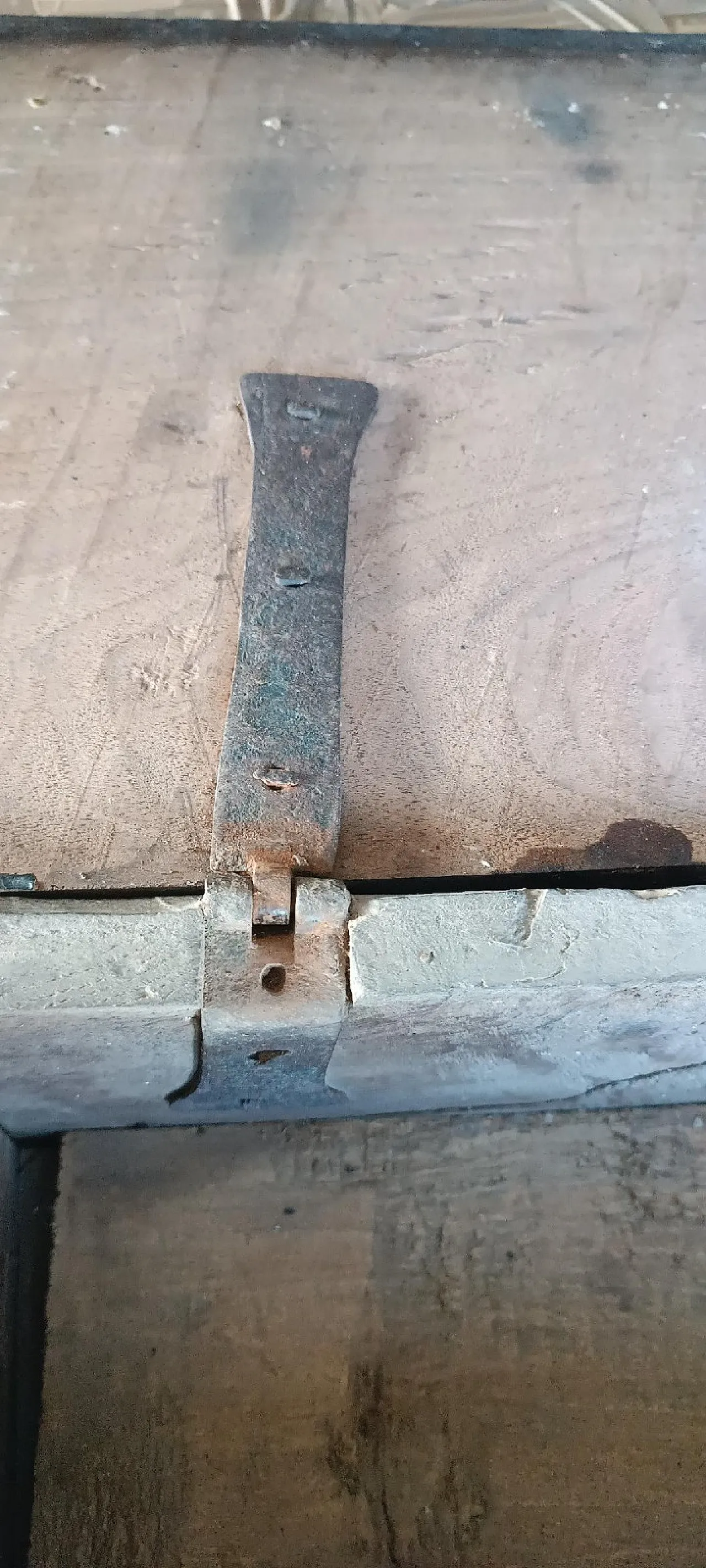 Walnut kneeler or sideboard, early 17th century 10