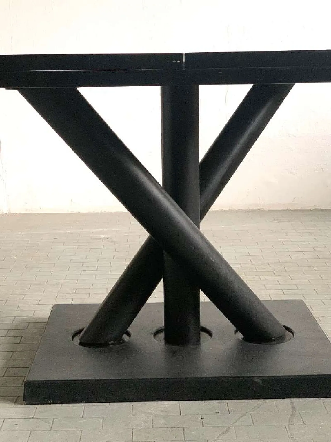 Tavolo Zanotta laccato nero in ghisa e betulla, anni '80 2