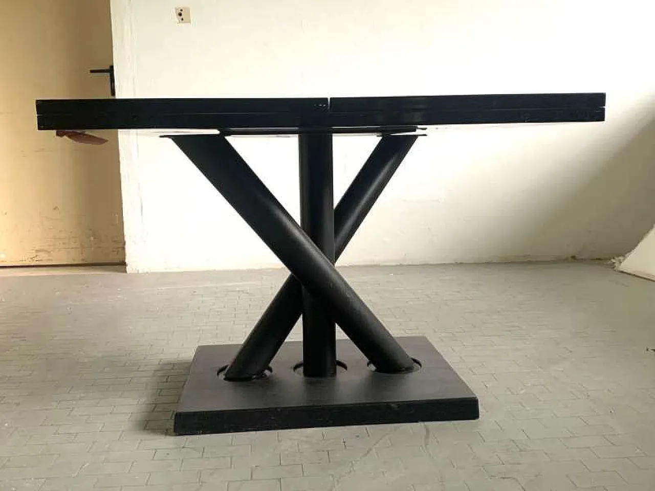 Tavolo Zanotta laccato nero in ghisa e betulla, anni '80 3