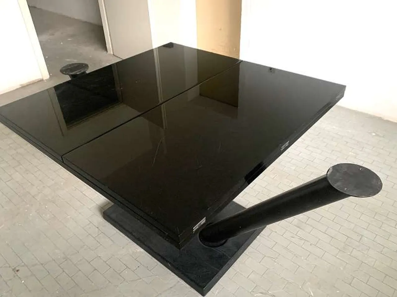 Tavolo Zanotta laccato nero in ghisa e betulla, anni '80 5