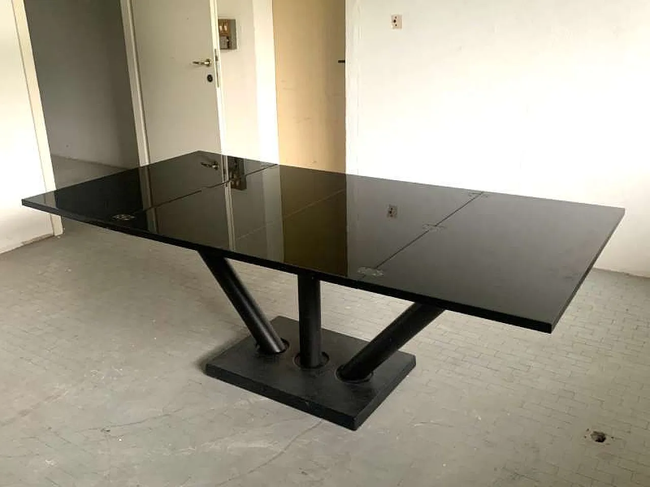 Tavolo Zanotta laccato nero in ghisa e betulla, anni '80 7