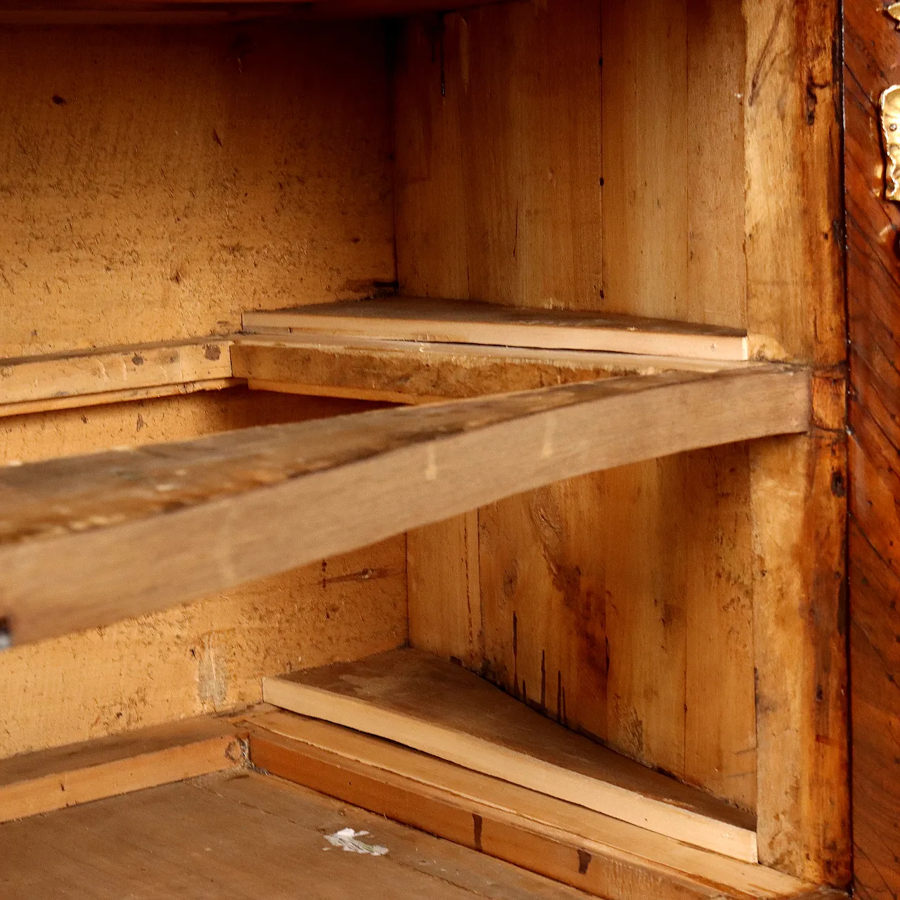 Rococo rosewood dresser with bronze and red marble elements, 18th century 7