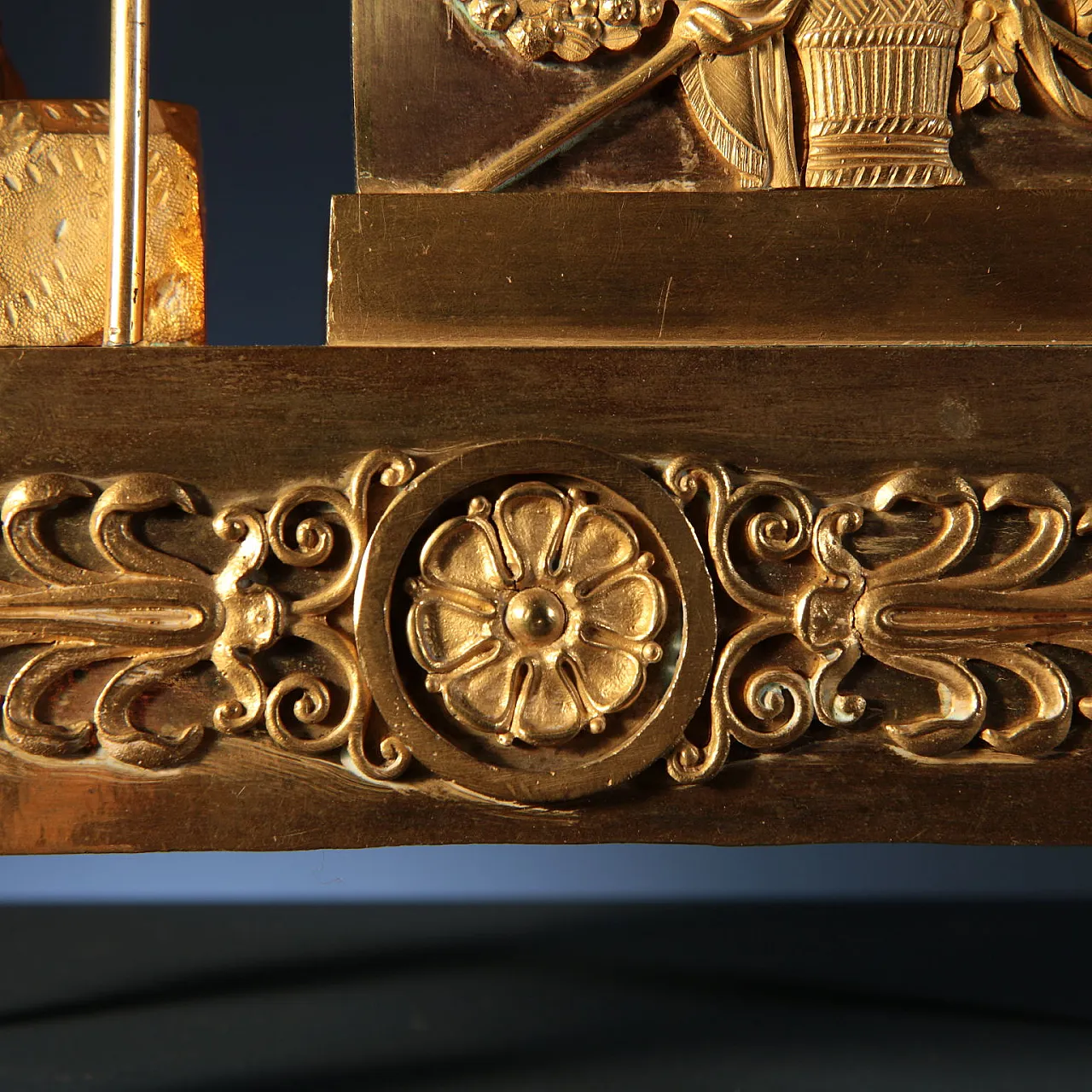 Gilded bronze mantel clock, early 19th century 5