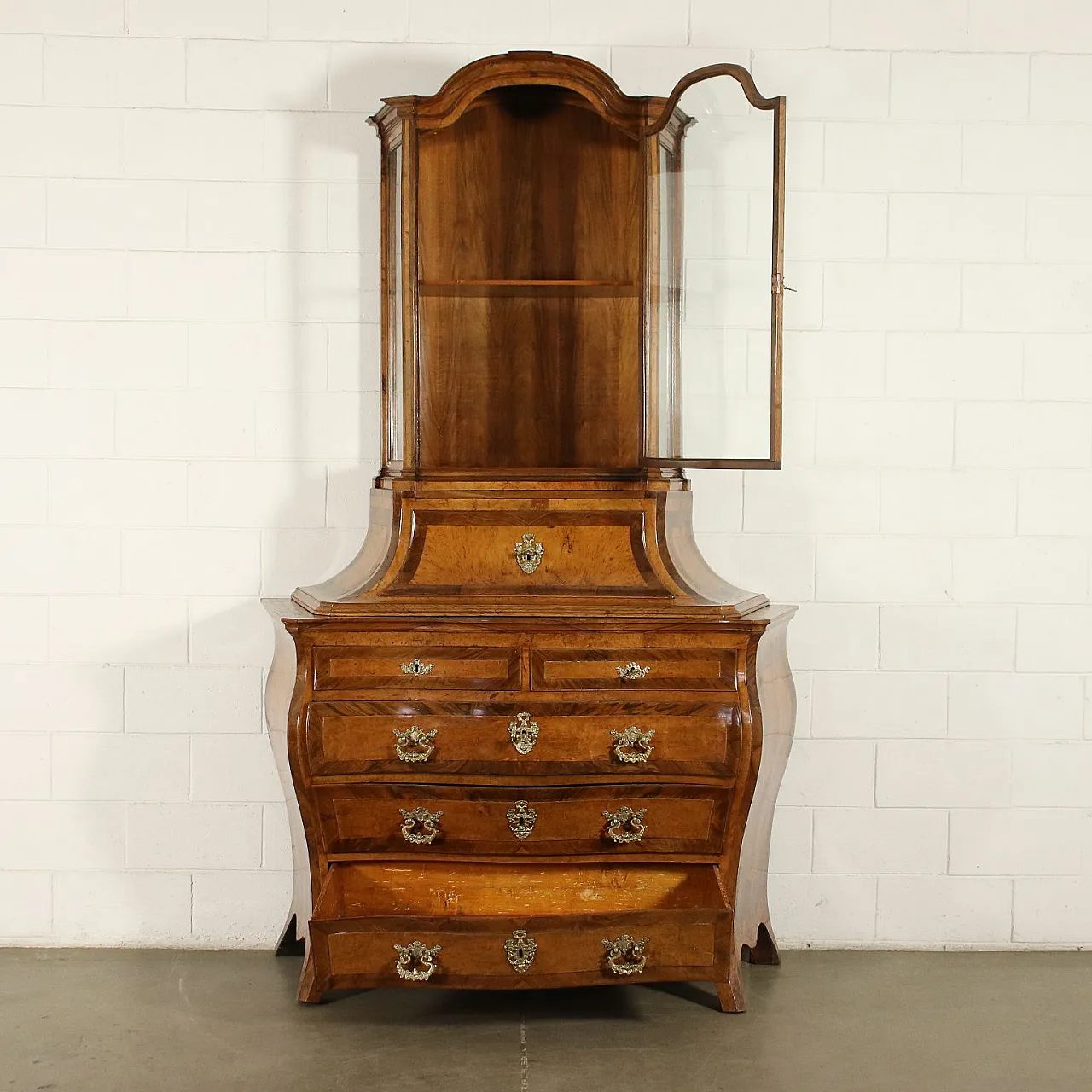 Large chest of drawers with riser in baroque style, 18th century 3