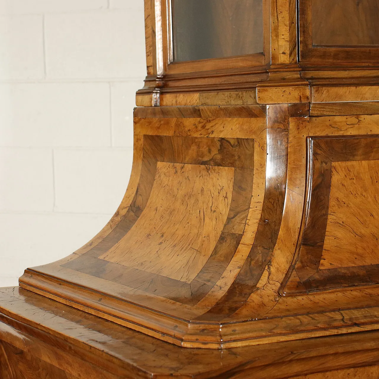 Large chest of drawers with riser in baroque style, 18th century 8