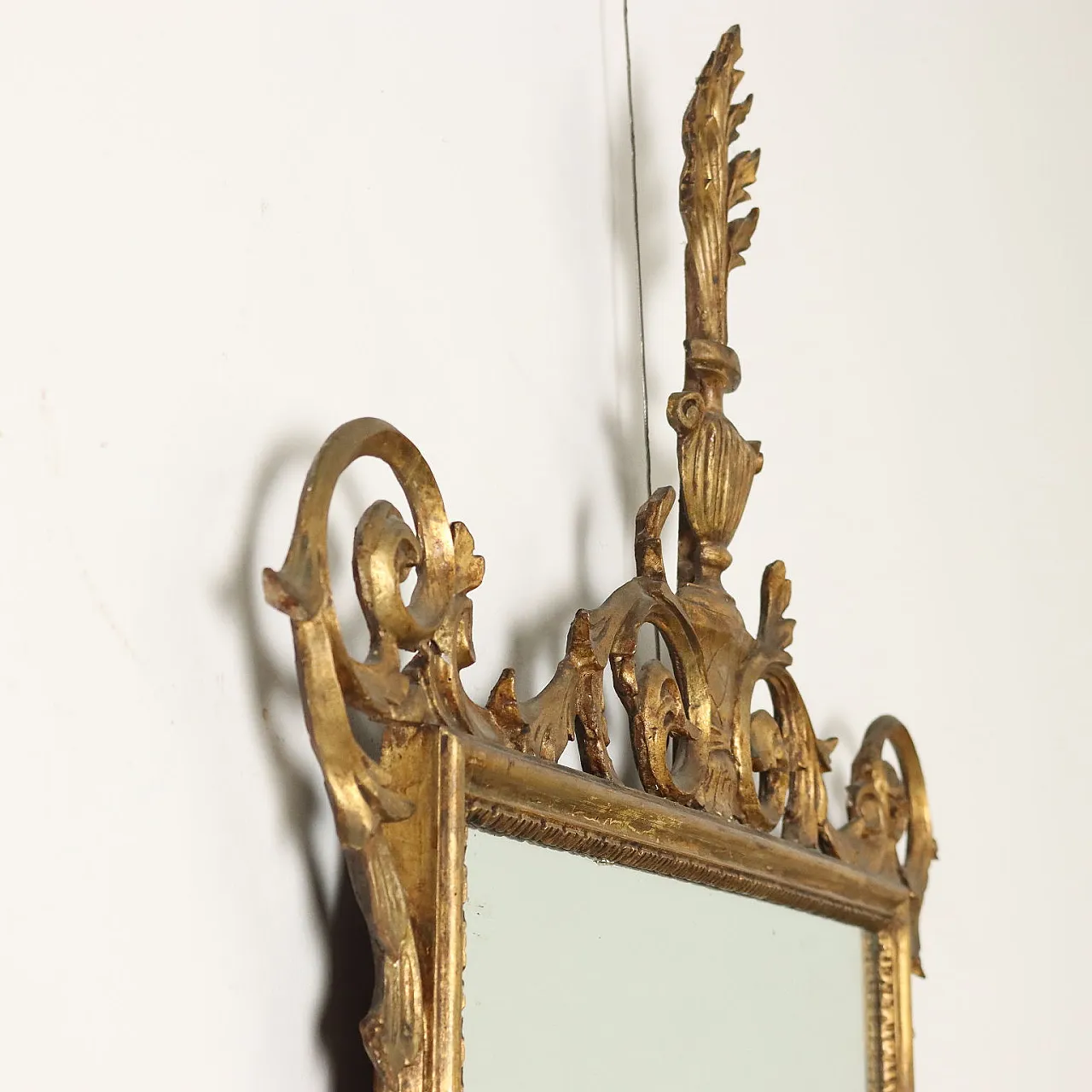 Specchio in stile neoclassico in legno dorato intagliato, '900 9