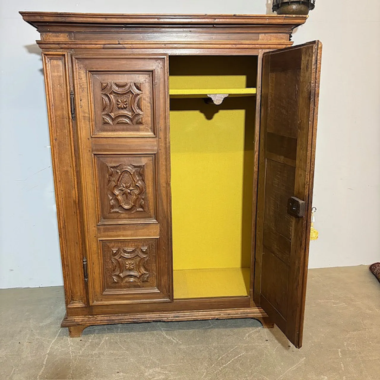 Stipo armadio Piemonte ante bugnate noce, '600 6