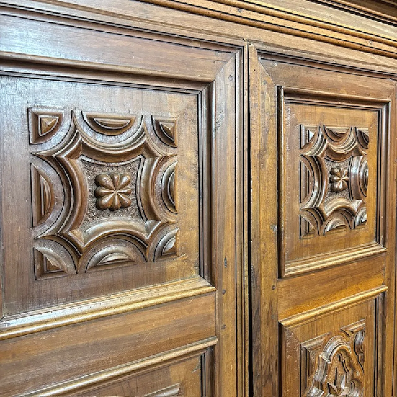 Stipo armadio Piemonte ante bugnate noce, '600 13