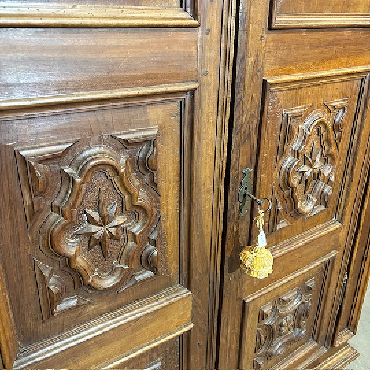 Stipo armadio Piemonte ante bugnate noce, '600 14