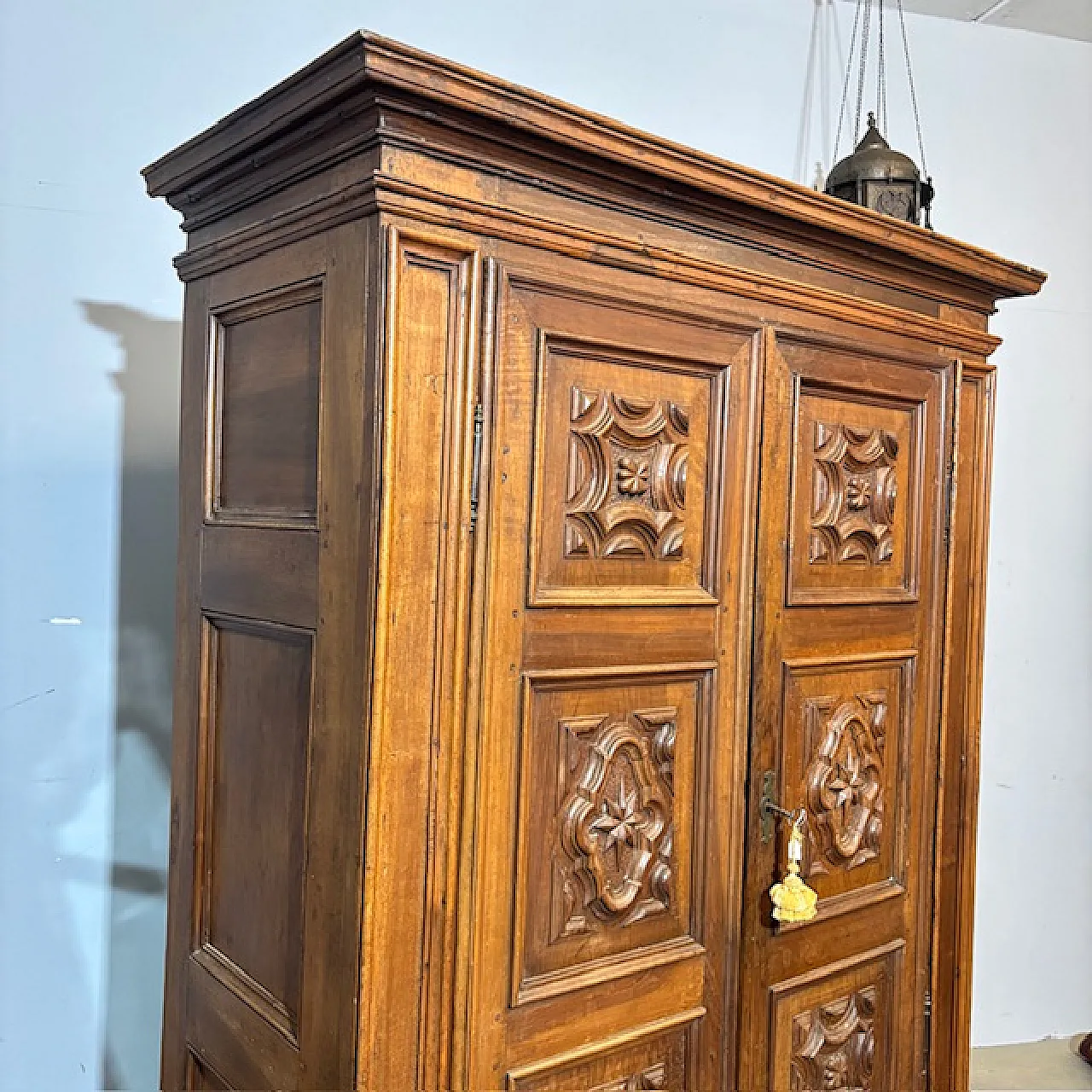 Stipo armadio Piemonte ante bugnate noce, '600 18