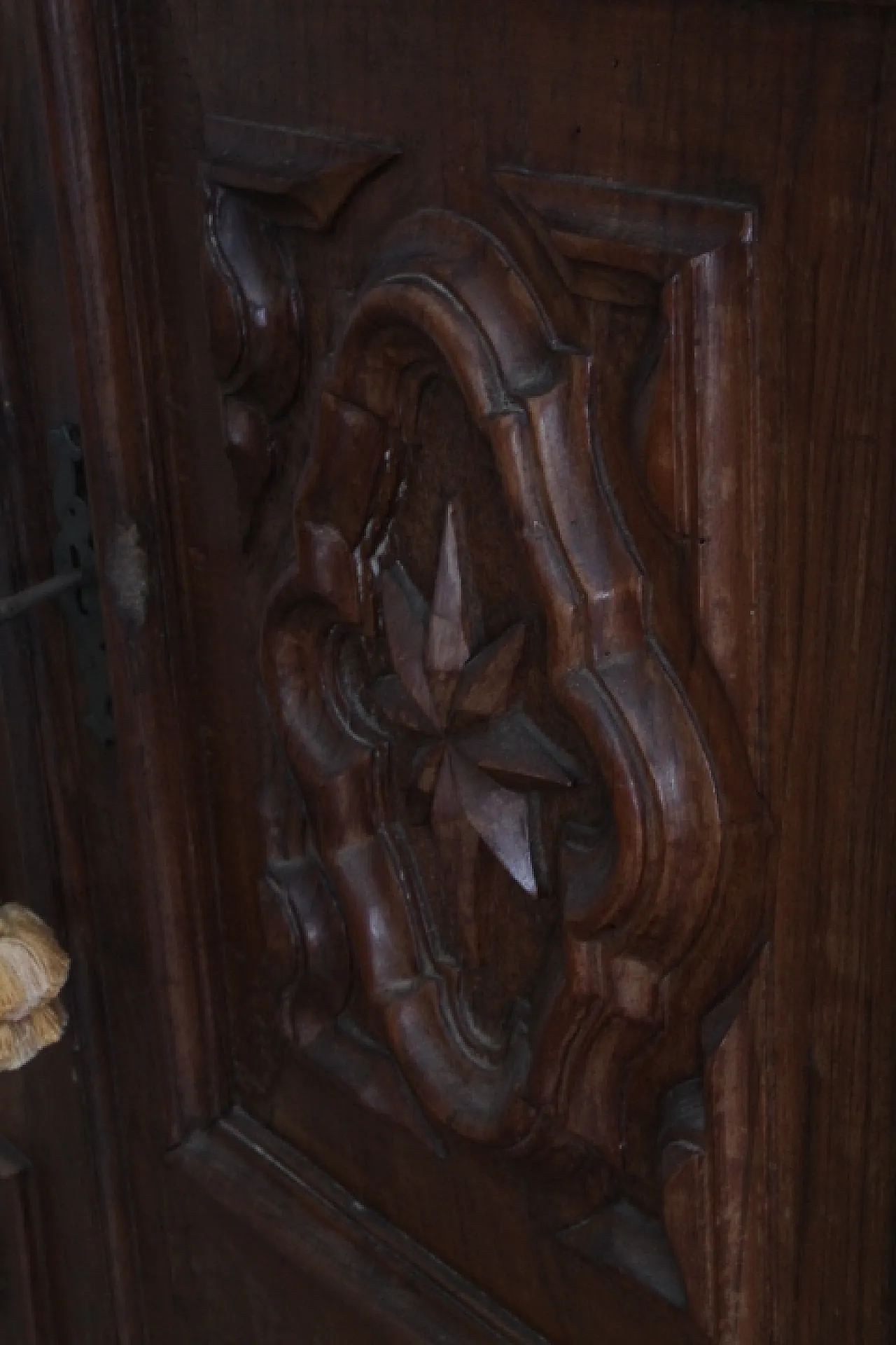 Stipo armadio Piemonte ante bugnate noce, '600 23