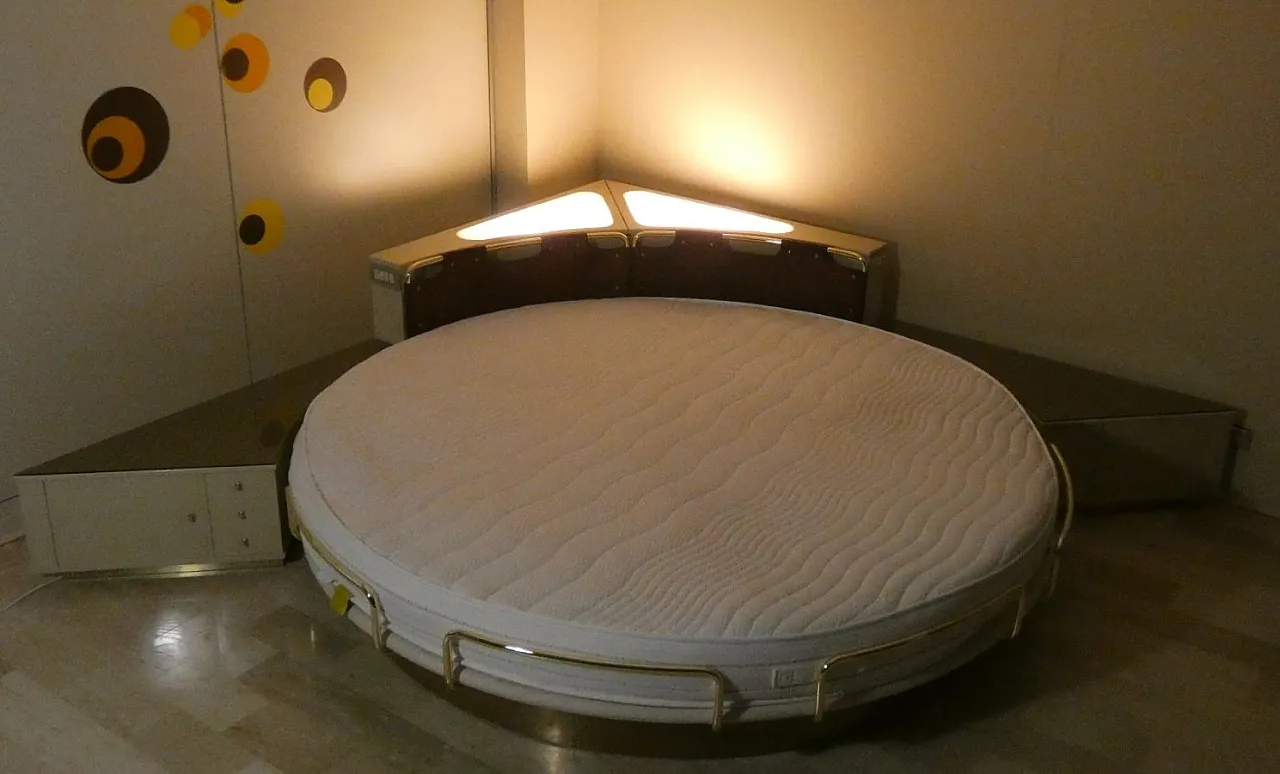 Round six-piece swivel bed with corner frame, 1970s 1